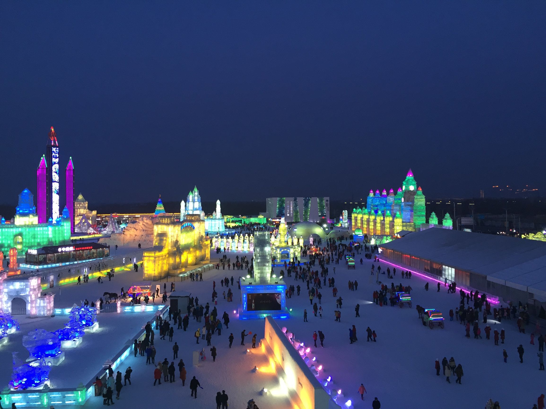 哈尔滨冰雪大世界夜景航拍,美爆了
