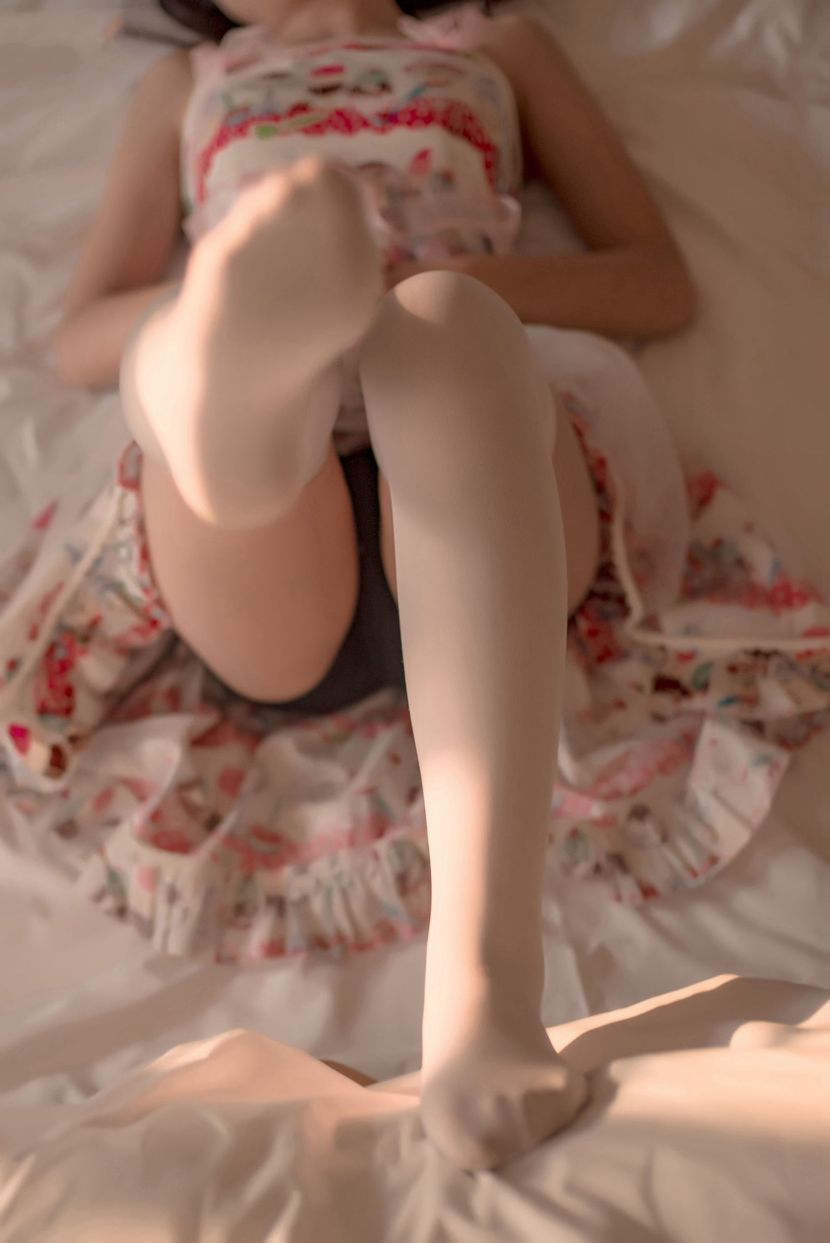 [风之领域] NO.106 穿白丝的花裙姑娘-番茄美图