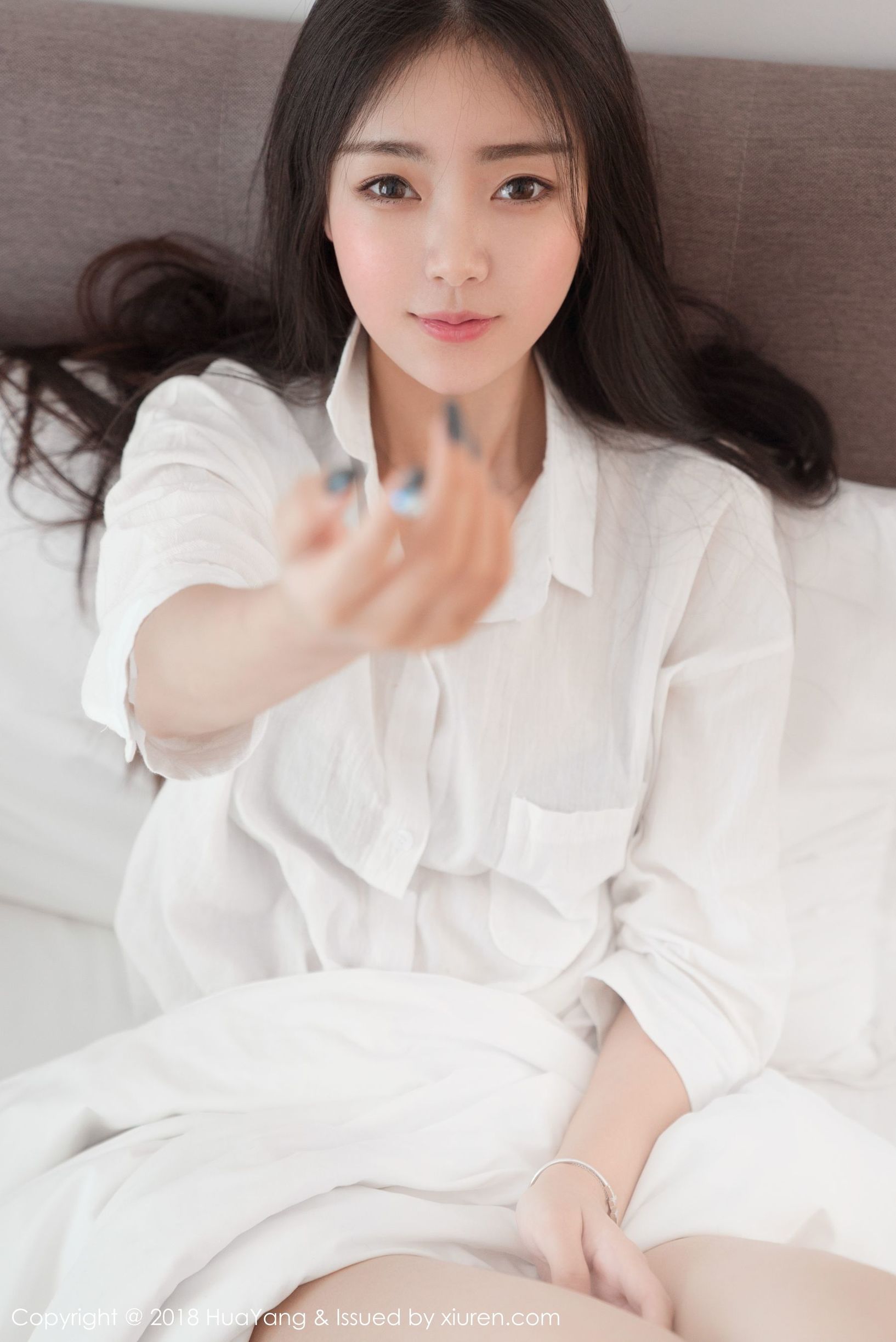 可樂Vicky《毛衣+白衬衫》 [花漾HuaYang] Vol.027-番茄美图
