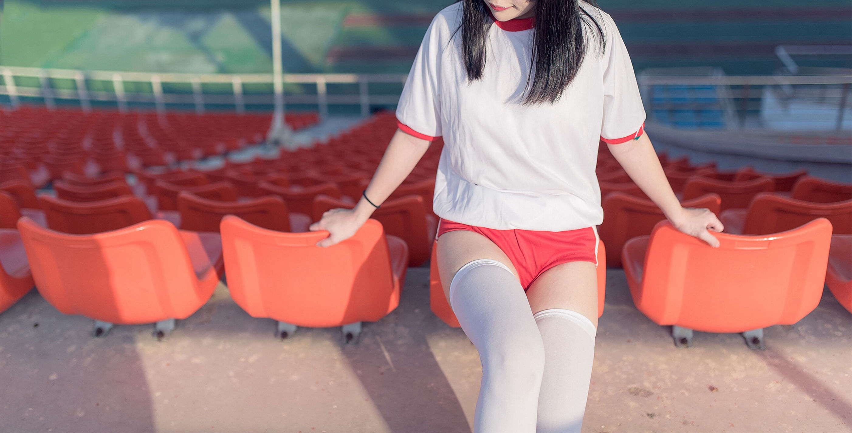 [风之领域] NO.112 运动场上的白丝体操服少女-番茄美图