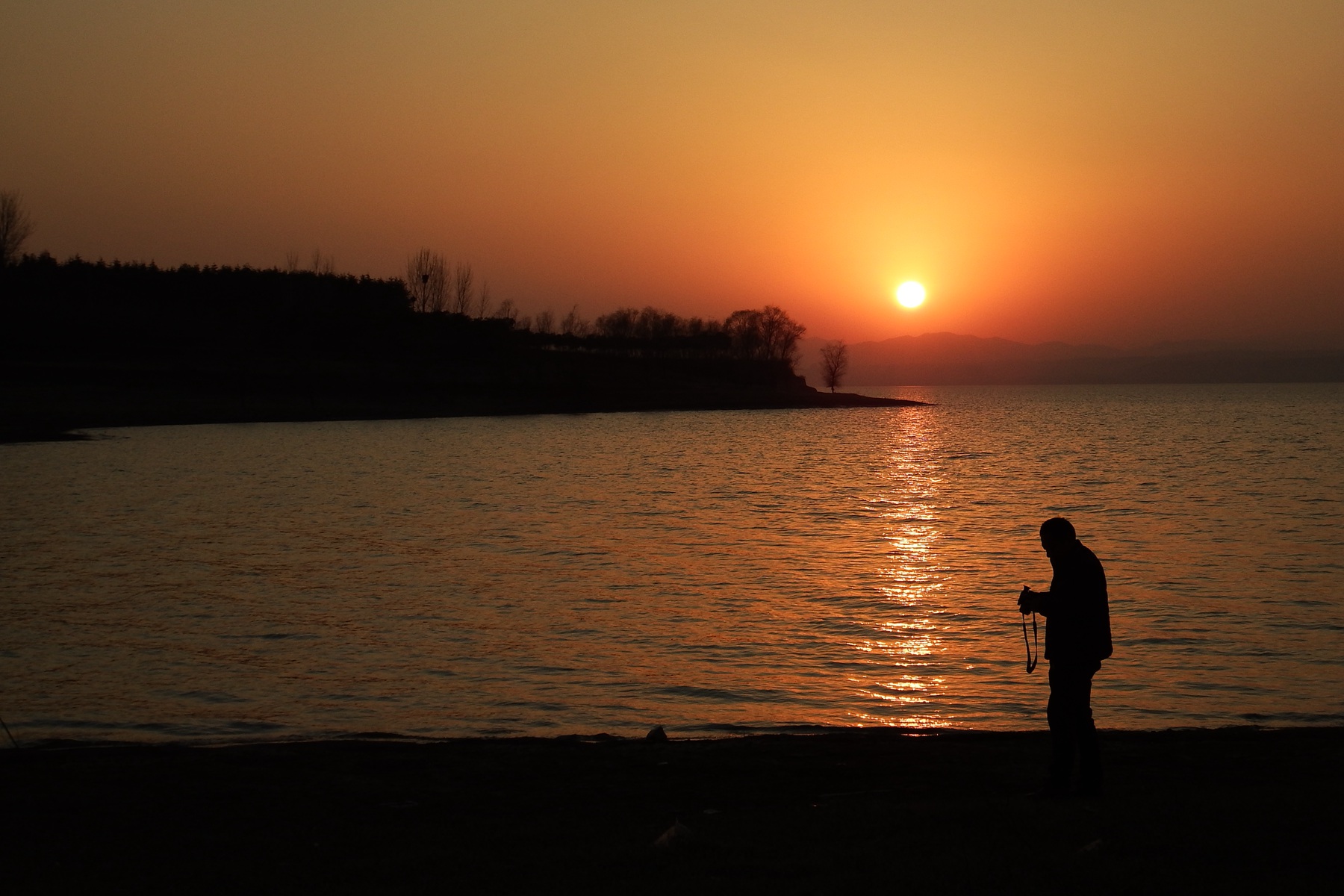 日暮苍山远,伊河落日圆