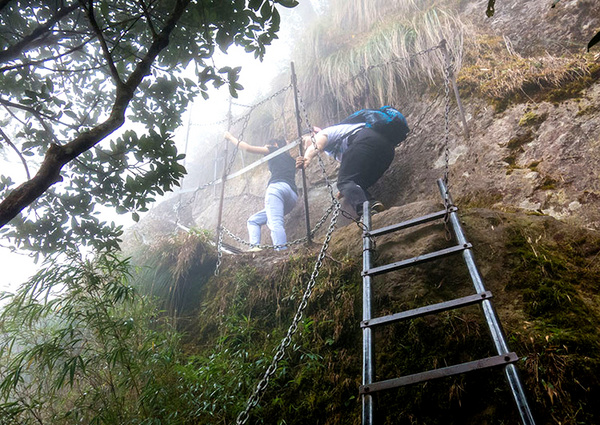 海南五指山爬山登顶赏日出云海 走五座峰服务