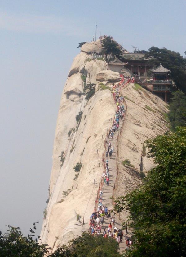中华十大名山，中国五岳之一，被誉为“奇险天下第一山”