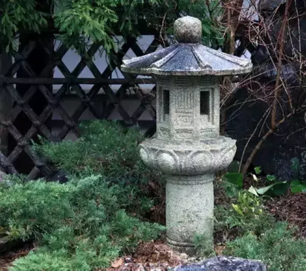 为庭院加一分韵味——石灯笼