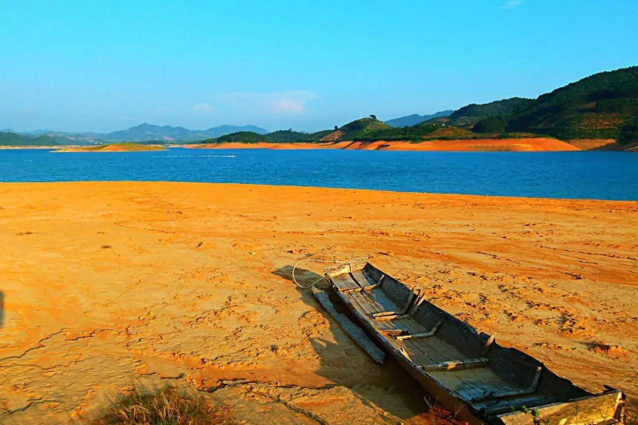 一河指布柳河,一湖则指澄碧湖)为代表,加之多姿多彩的民族风情,百色向