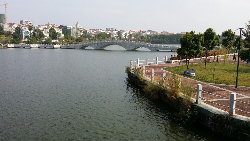 鴛鴦湖公園位於陽江市區鴛鴦湖畔.景區面積16.7萬平方米,綠化面積10.