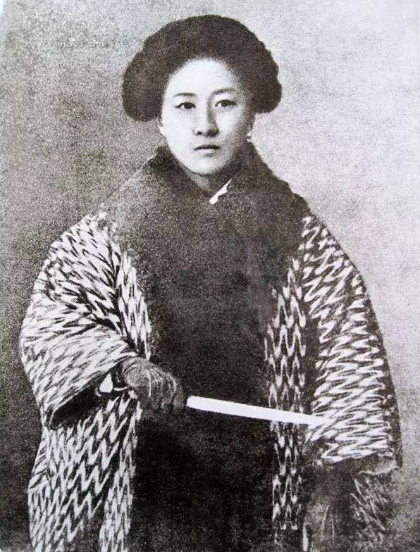 秋瑾的诗秋风秋雨愁煞人_鉴湖女侠秋瑾是哪里人