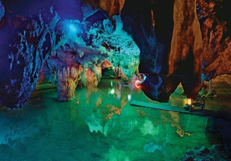 天鹅洞群还有有"一峰突起,众山莫偶"之称,冠盖建,泰两县诸峰,是福建省