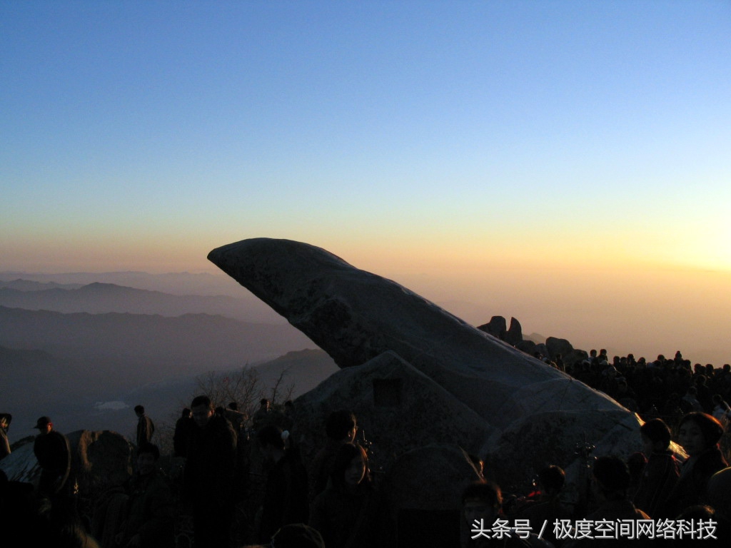 望海石西南为遥观洞,俗称昭真库,高深幽旷.又南石壁陡