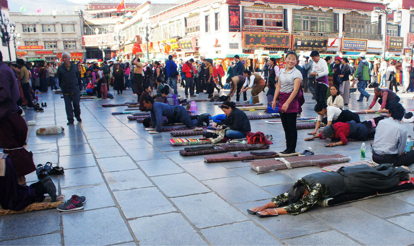 西藏路上,虔诚的朝拜者,意义何在?