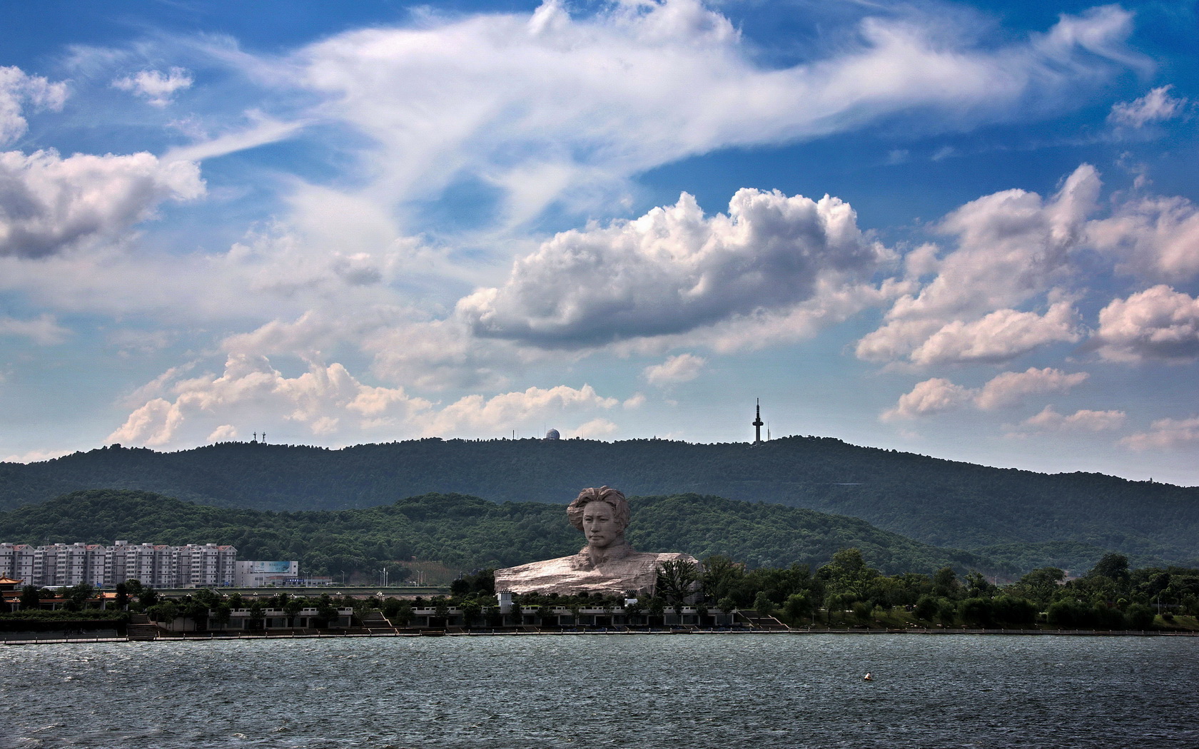 橘子洲,西望岳麓山,东临长沙城,四面环水,绵延数十里,狭处横约40米,宽
