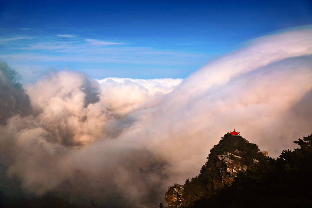云雾缭绕的庐山宛如仙境一般_庐山的风景美极了尤其是那些什么的云雾