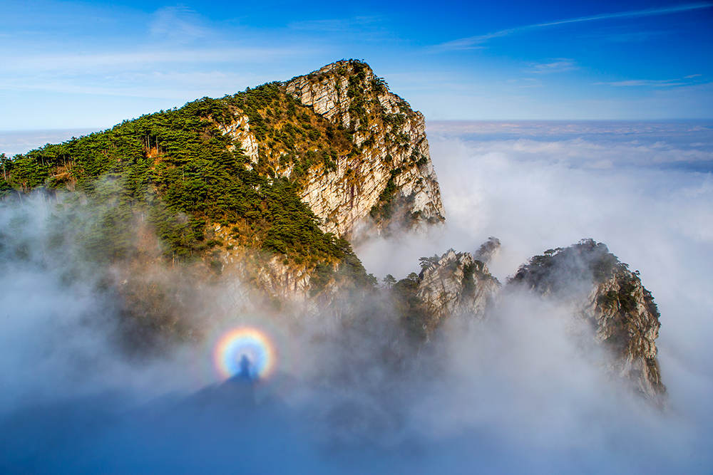 云雾缭绕的庐山宛如仙境一般_庐山的风景美极了尤其是那些什么的云雾 