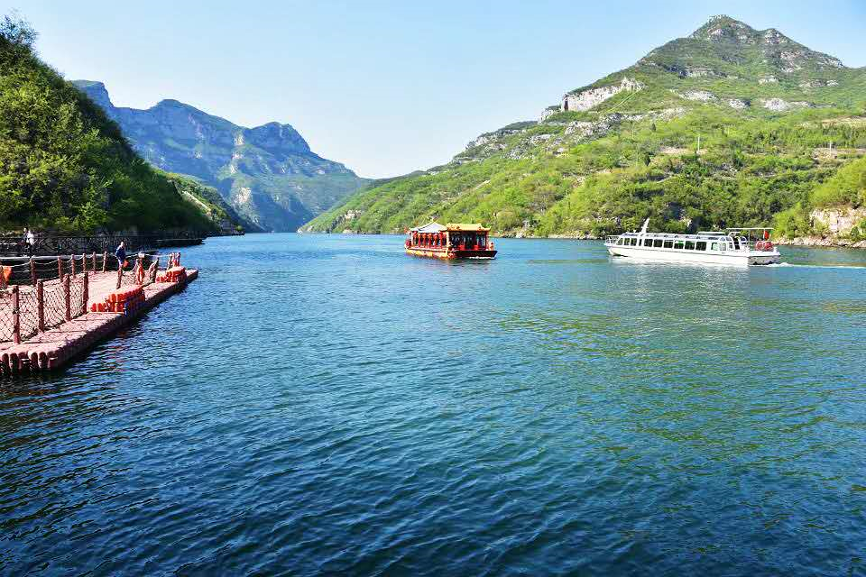 青天河景区面积106平方公里,由大坝,大泉湖,三姑泉,西峡,佛耳峡