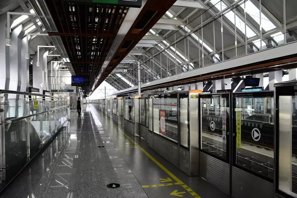 空中地铁乔司铁塔在星桥的天都城,有"杭州埃菲尔铁塔"之称.