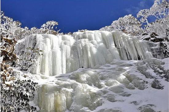 雨水带来阴冷的低气压,却也迎来九曲连环的壮观瀑景