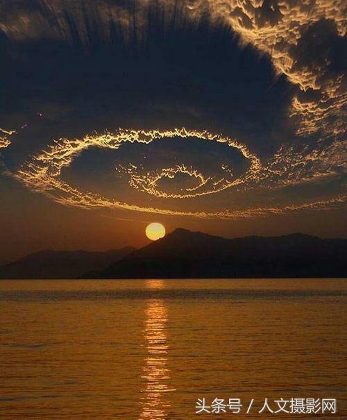 旭日东升霞光万丈日月争辉下一句是什么