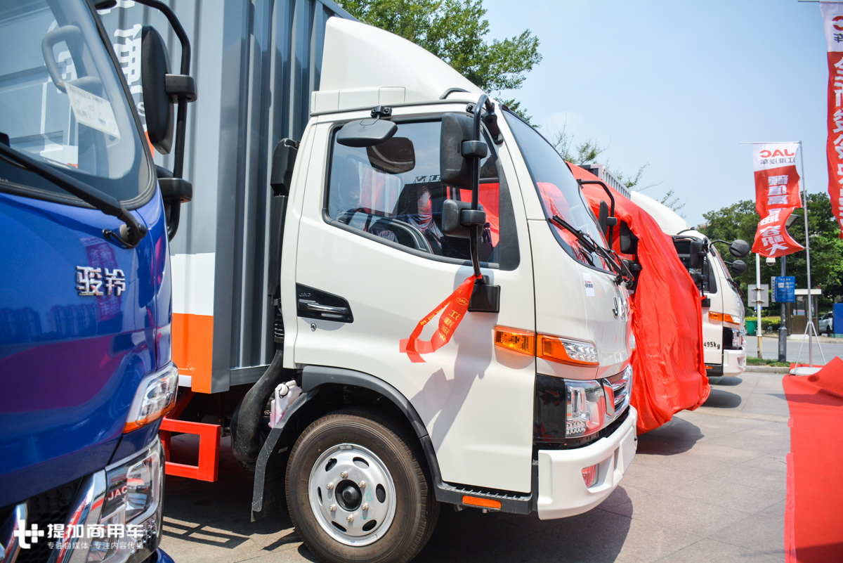 适合拉2-3吨货的轻卡产品,骏铃v3快递版售价不到9万元