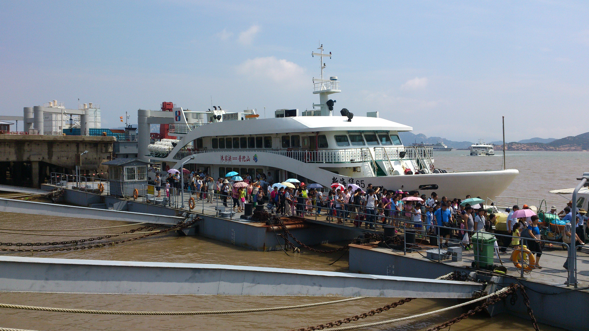 直接导航至朱家尖蜈蚣峙码头或沈家门半升洞码头,然后乘船抵达普陀山