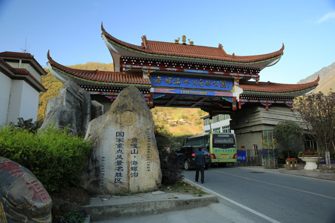 避暑好去哪儿-成都包车去海螺沟线路及景点攻略