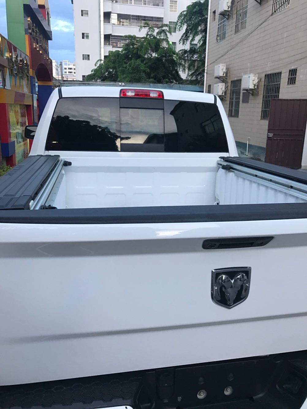 边箱和不带边箱的皮卡改装后盖