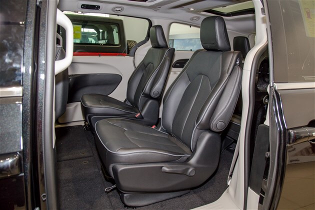 第二排第三排后备厢空间方面,全新大捷龙同样采用了2 2 3的布局,其中