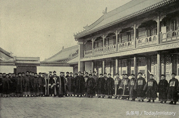 1862年8月24日，京师同文馆成立，以教授西方语言为主