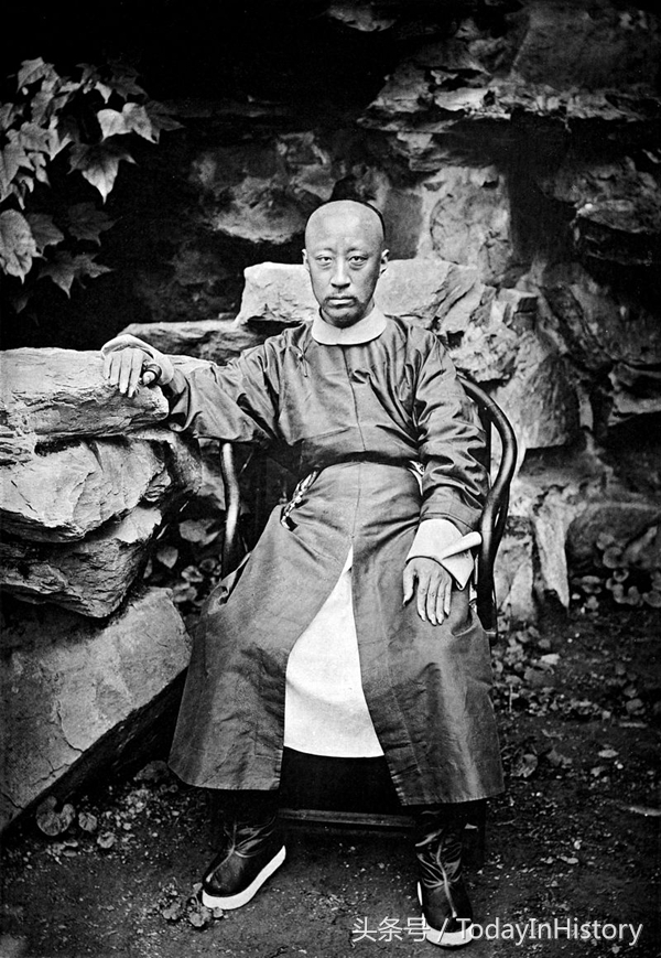 1862年8月24日，京师同文馆成立，以教授西方语言为主