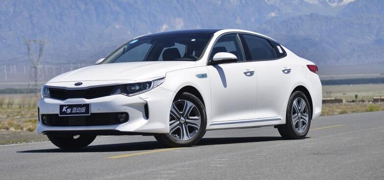 外观方面,2016款起亚k5采用运动版和时尚版两种外形设计,并融入起亚