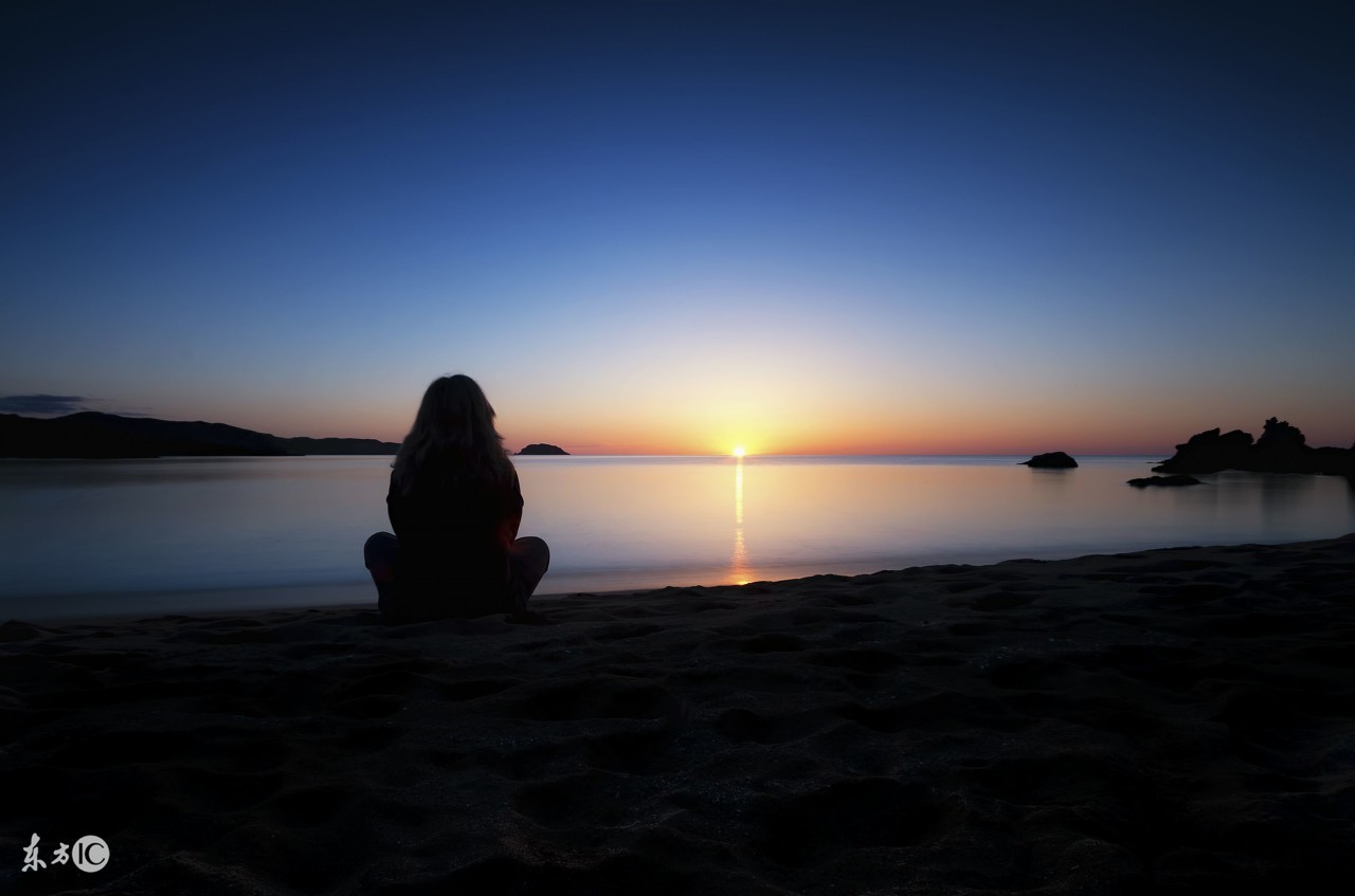 多年前陌生的街头,街头的霓虹,街边的店里传出的歌,正应了当时的心情!