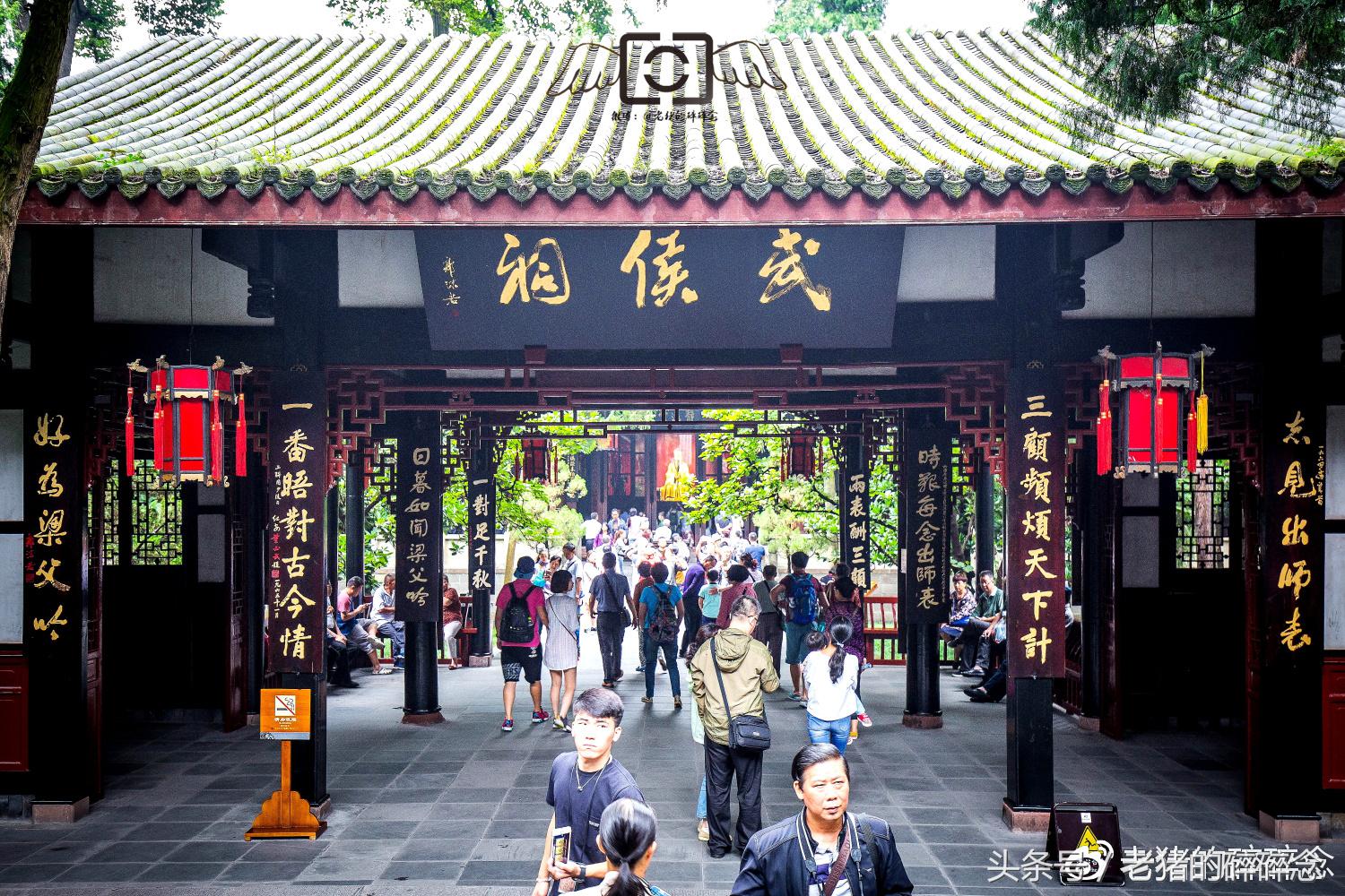 因为题匾者为请代人吴英,有人把它与清初文字狱相联系,避用"明"字