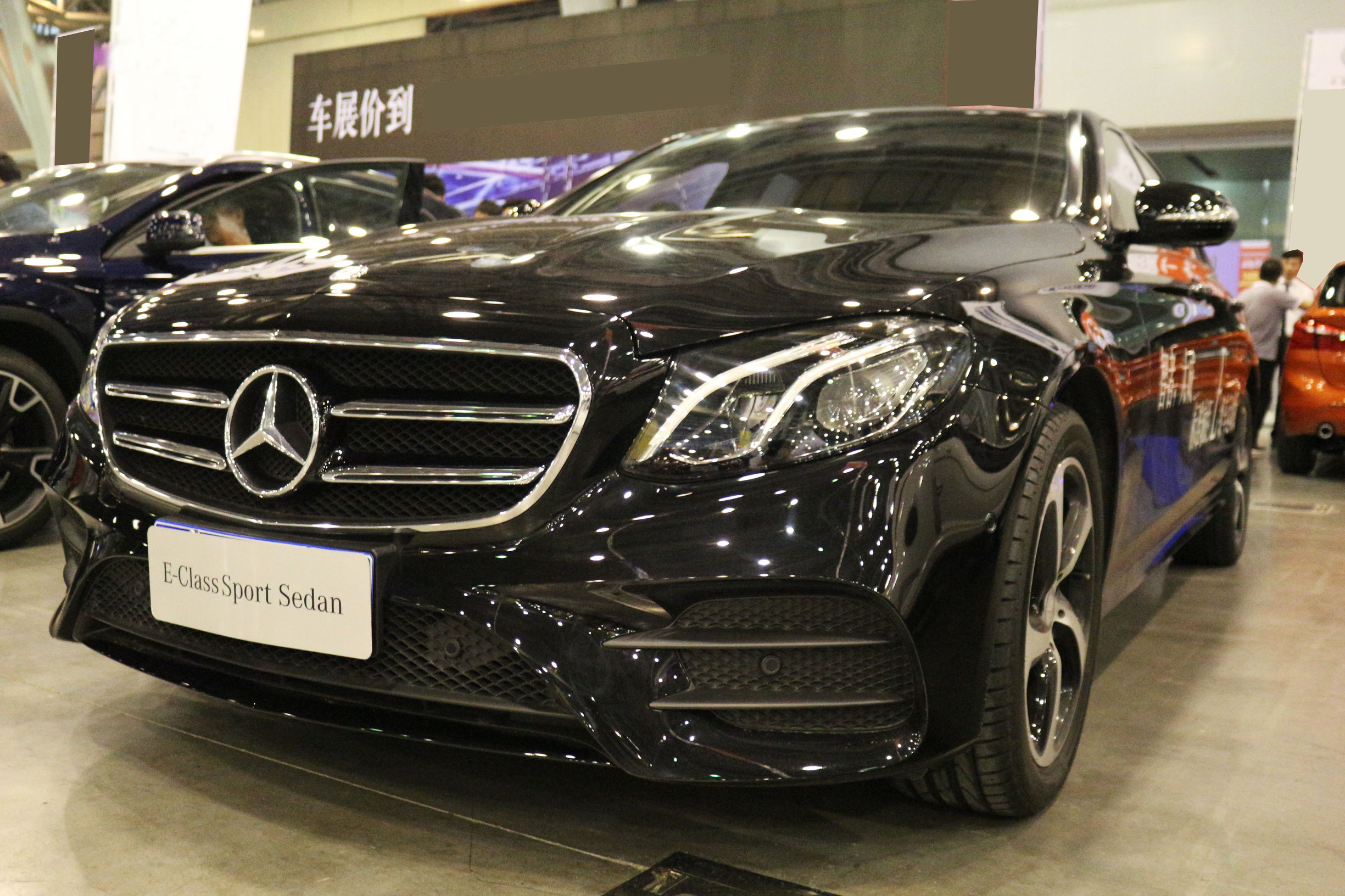 车展实拍:北京奔驰e200标轴运动版,奢华的全新定义!