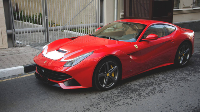 中国土豪就是任性,500万法拉利f12,只配当"买菜车"!