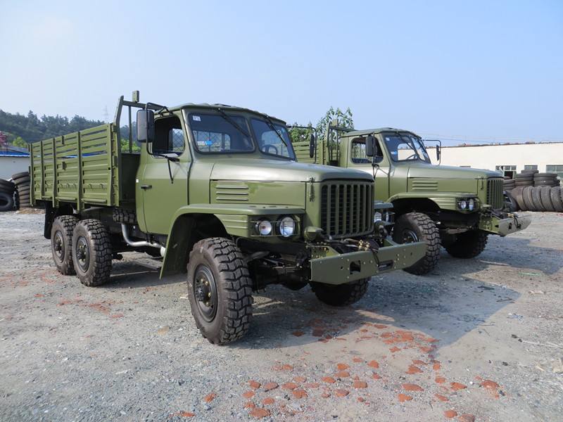 战争的阴影渐渐远去,二汽每年生产的eq240军用越野车只有1000多辆订单