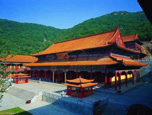 横山寺位于大连旅顺口区龙王塘大石洞横山北普陀风景区,寺院建筑面积