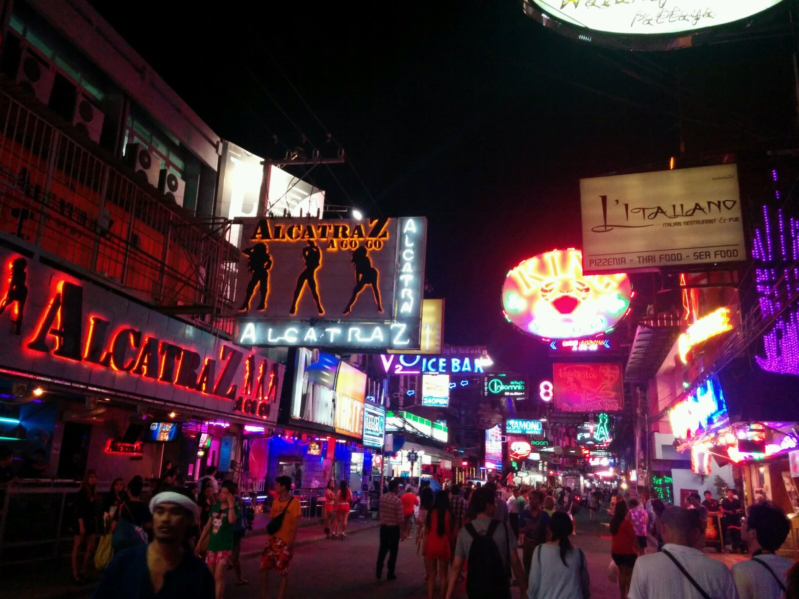 最好玩的应当是芭提雅的海岛游,很多可以玩的项目,水上摩托,潜水,水底