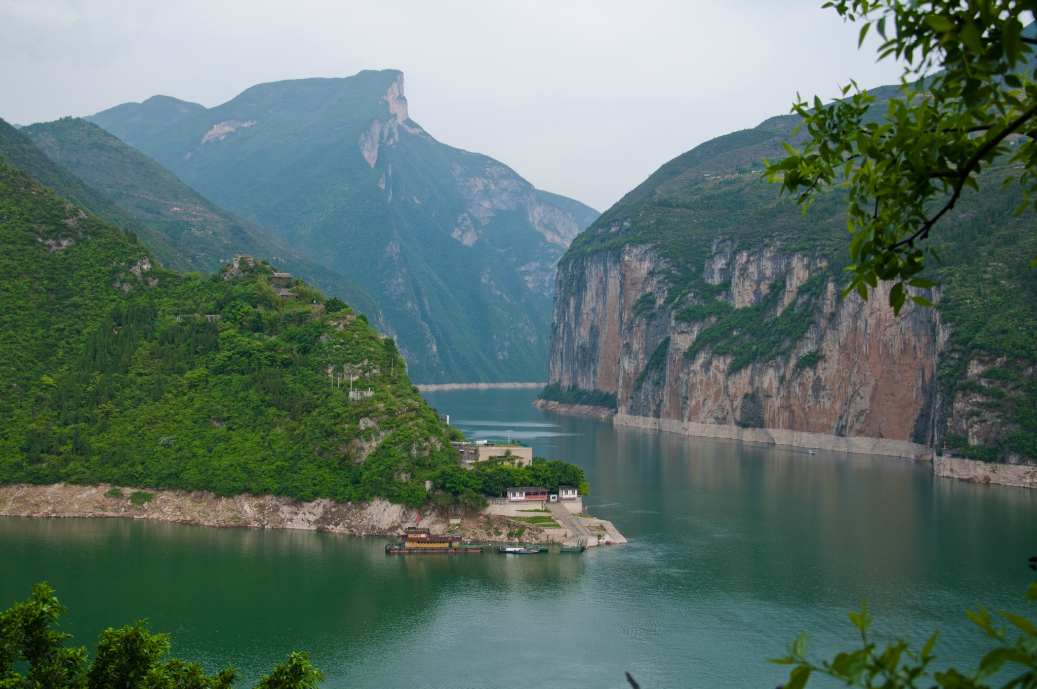 巫峡,长江三峡第二峡,在重庆巫山和湖北巴东两县境内,西起重庆市