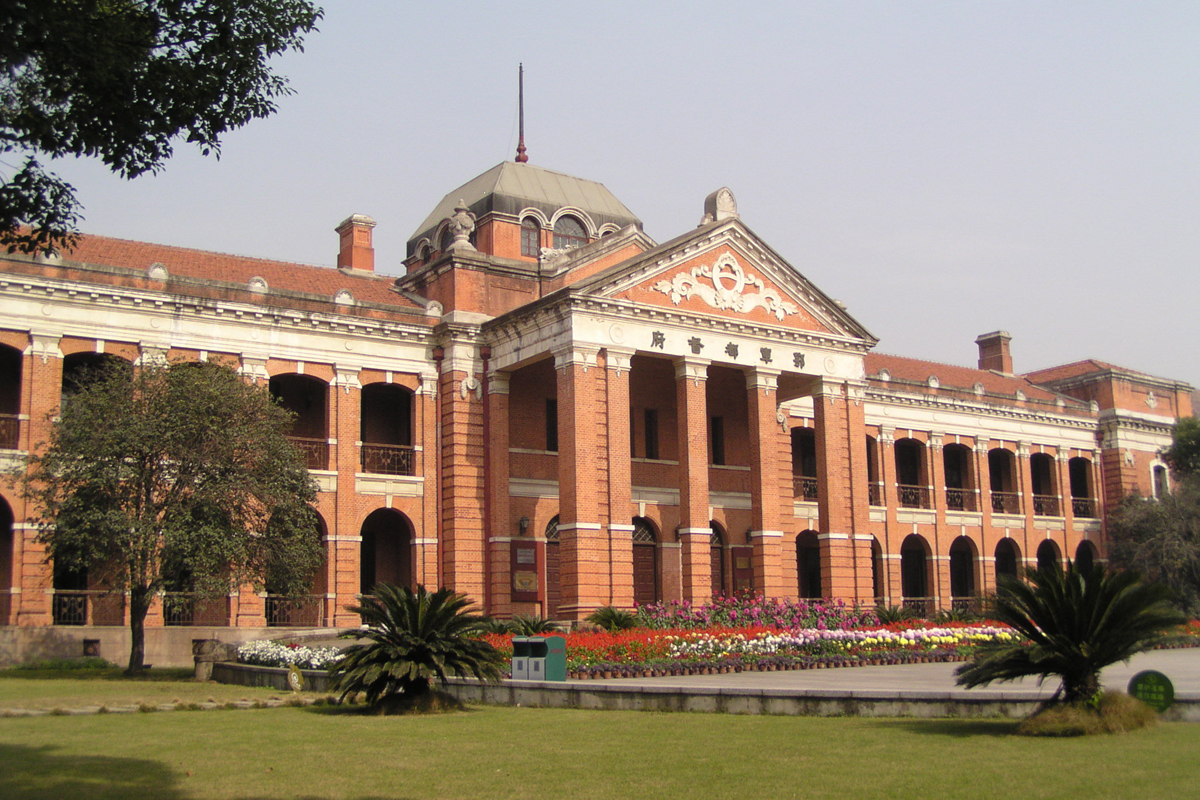 武汉红楼 (辛亥革命100年之时,了解中国历史正当时)武汉大学 (落樱