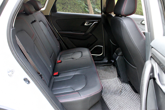 第二排空间森雅r7的轴距2600mm,第二排的乘坐空间可以用绰绰有余来