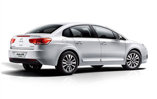 从外观上来看,由于法系车在设计之初就是普遍个性十足,而前几年世嘉也