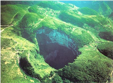 天坑地缝旅游风景区位于奉节县荆竹乡小寨村,是世界上深度和容积最大