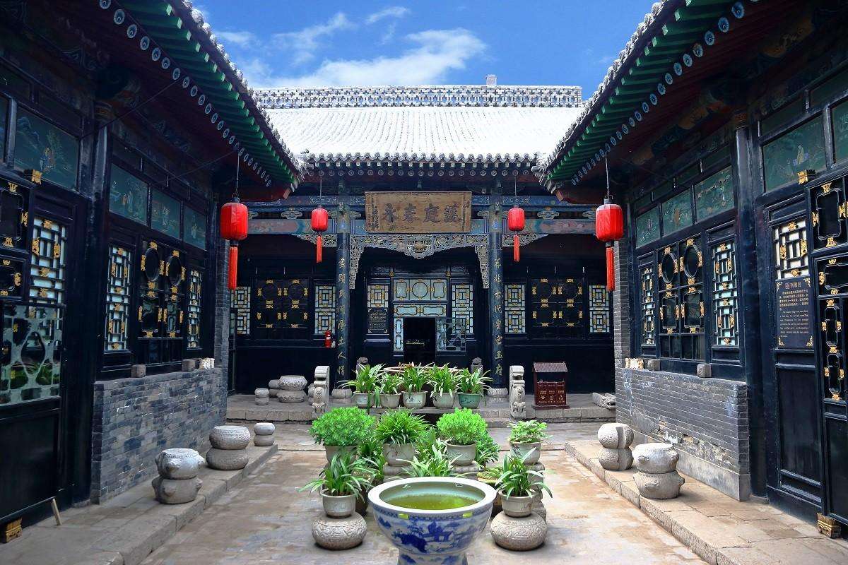 平遥古城民居,以砖墙瓦顶的木结构四合院为主,布局严谨,左右对称,尊卑