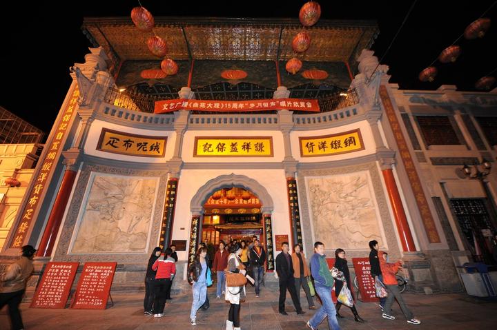 谦祥益文苑地址: 大胡同估衣街64号谦祥益文苑内闻笑轩相声社地址