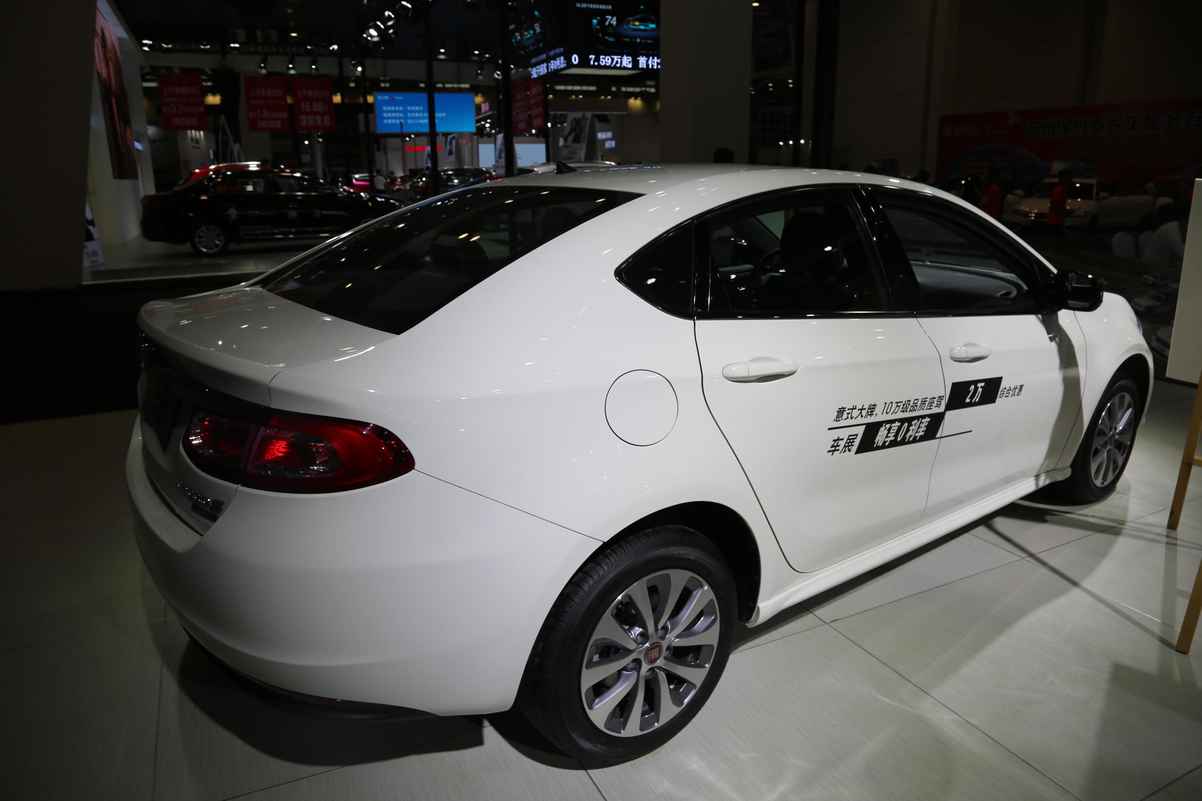 菲亚特菲翔,基本延续了老款车型的设计风格,增加了运动外观套件,包括