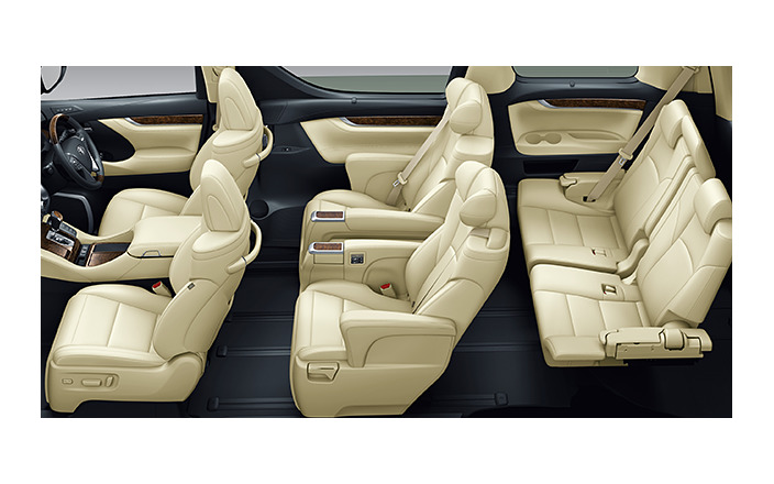 在车辆内部,全新小改款的丰田阿尔法系列基本上延续了现款车型的内饰