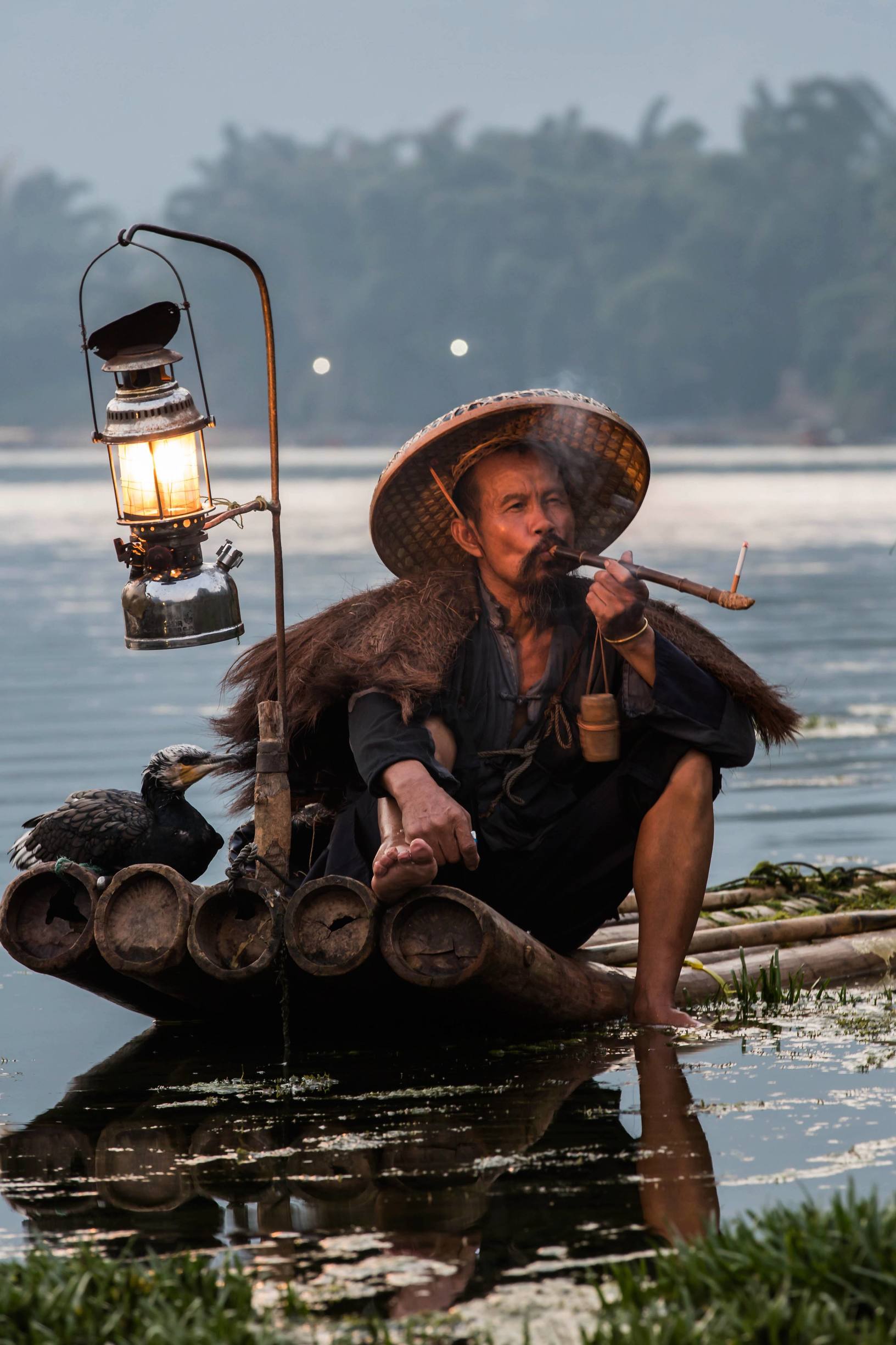 青箬笠,绿蓑衣,斜风细雨不须归.