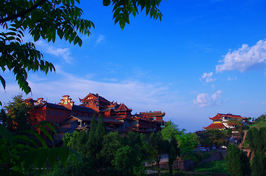 卧佛镇境内有马龙山卧佛景区,佛名"吉星寺",后改名为"卧佛寺",在五代