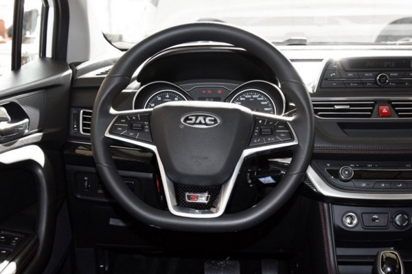 前进气格栅的尺寸有所增大,江淮瑞风s3且中网内部的三幅式镀铬条更加