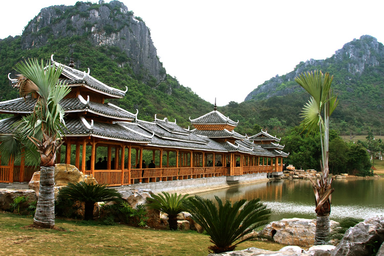 花花大世界9,九龙瀑布森林公园:公园内林木繁茂,层次丰富,群瀑汇聚,有