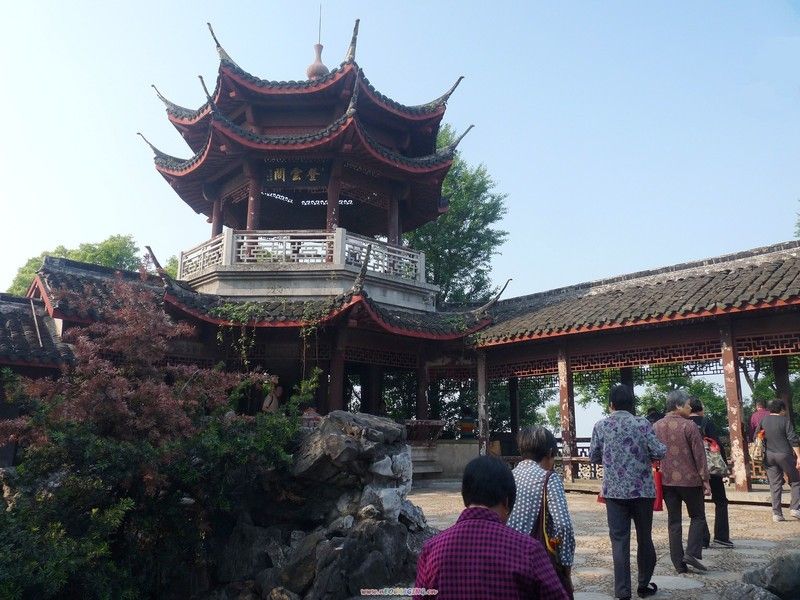 卷地风来忽吹散望湖楼下水如天卷地风来忽吹散望